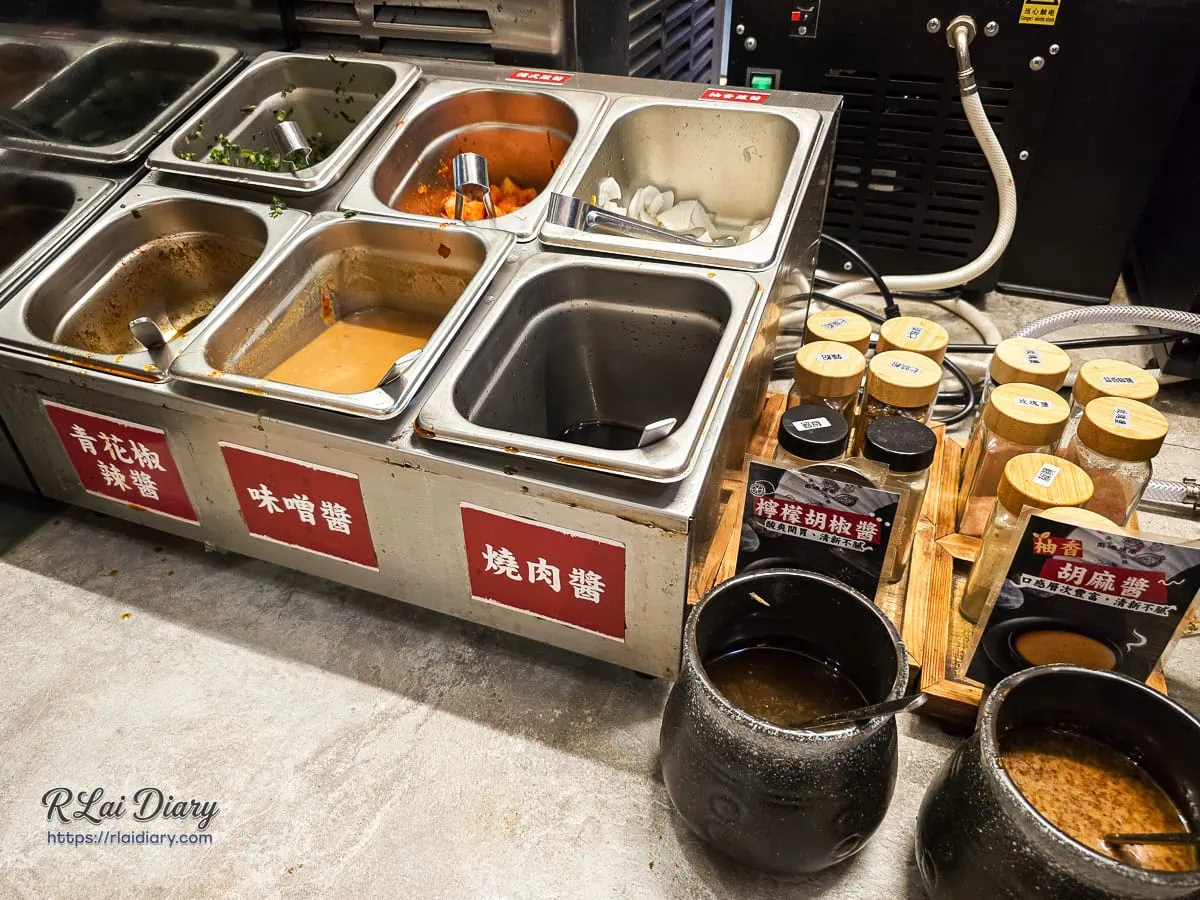 築崎燒串放題松竹店自助吧多樣化調味料與醬汁