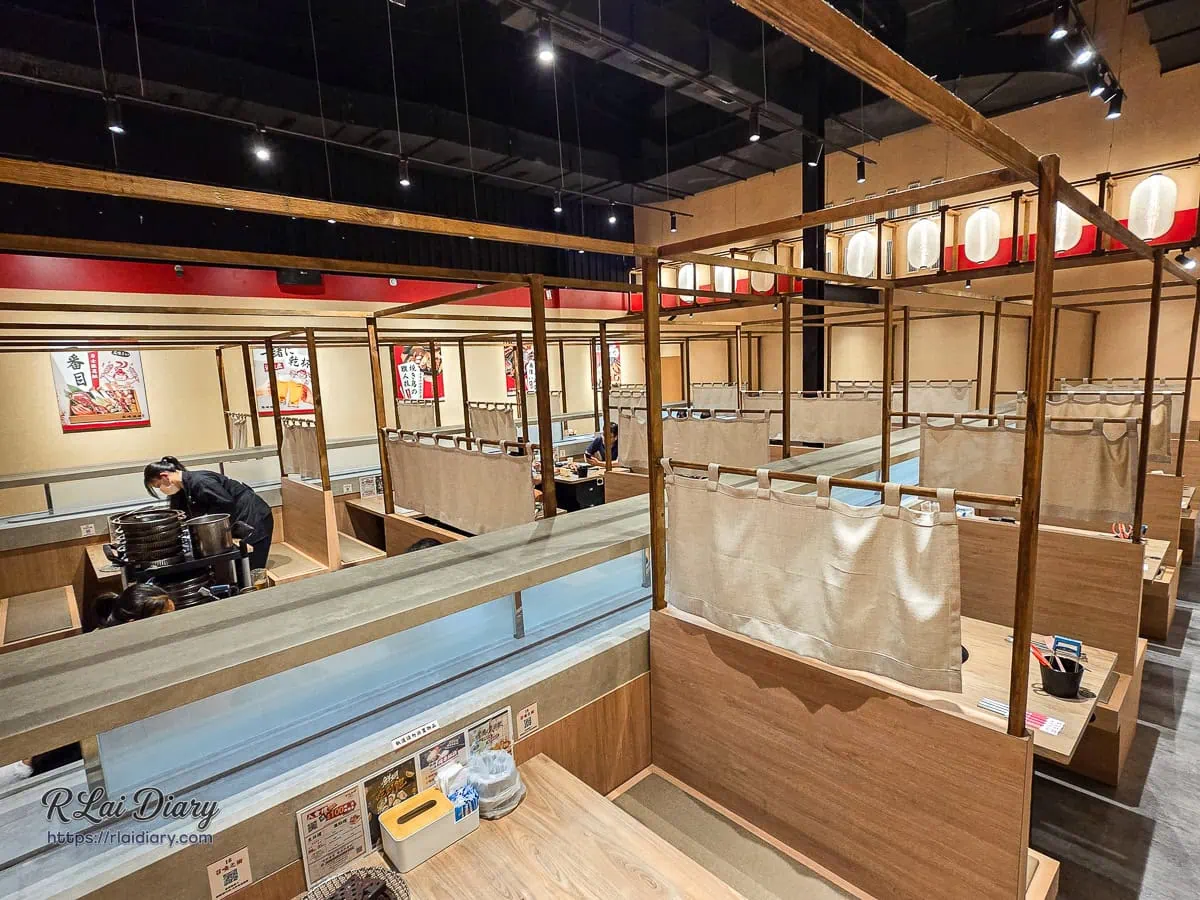 築崎燒串放題松竹店挑高木質半包廂座位區