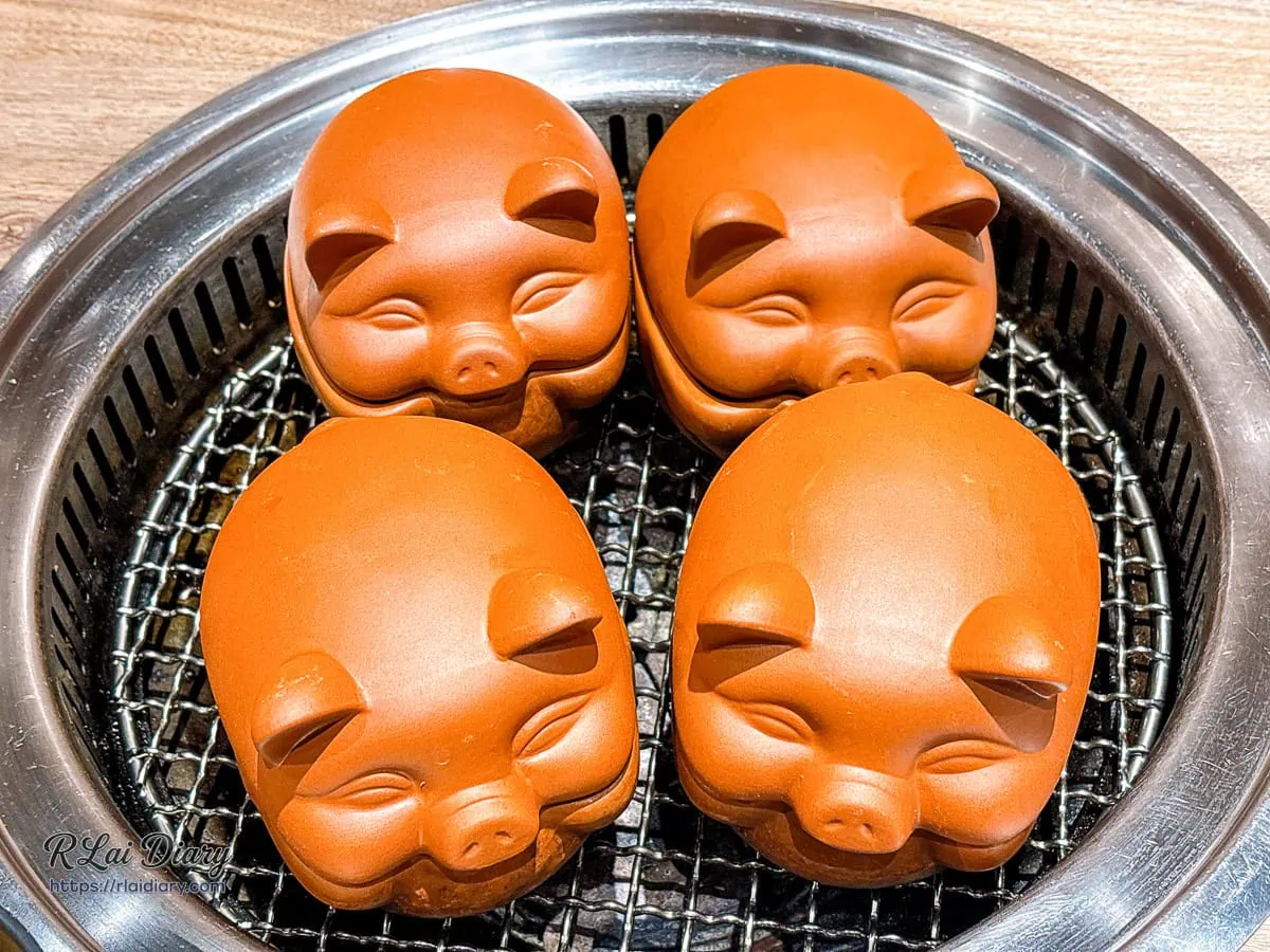 築崎燒串放題松竹店炭火網上的紅陶小豬燒
