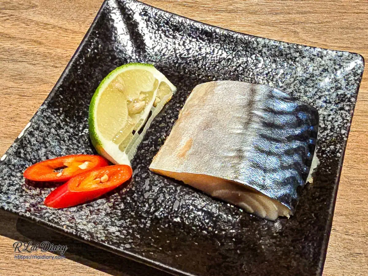 築崎燒串放題松竹店薄塩鯖魚切片與檸檬